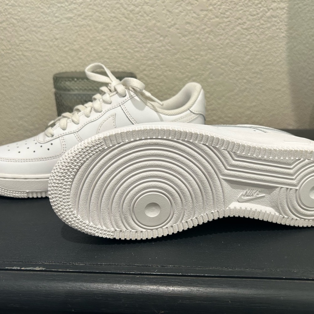 Nike Women’s AirForce 1 NWOB - Picture 2 of 3